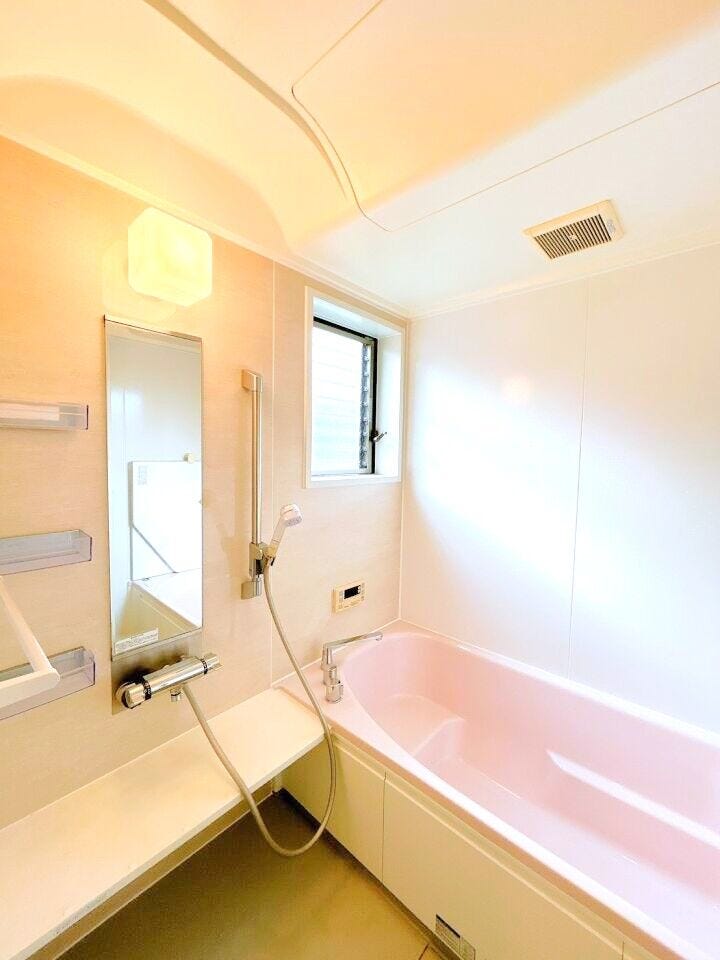 浴室に窓があるため定期的に換気ができ、湿気を逃がしてカビを防止することができます。