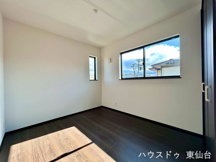 南側の5.2帖の洋室です♪お掃除も楽々なフローリングのお部屋です♪