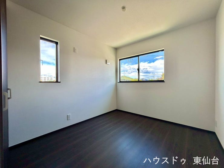 階段側の5.2帖の洋室です♪
二つの表情の違う窓がおしゃれなお部屋です♪