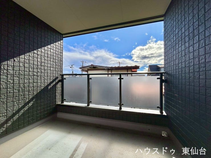 ほどよく視線を遮ってくれるインナーバルコニーは雨の降りはじめにも余裕をもって対応できそうです♪