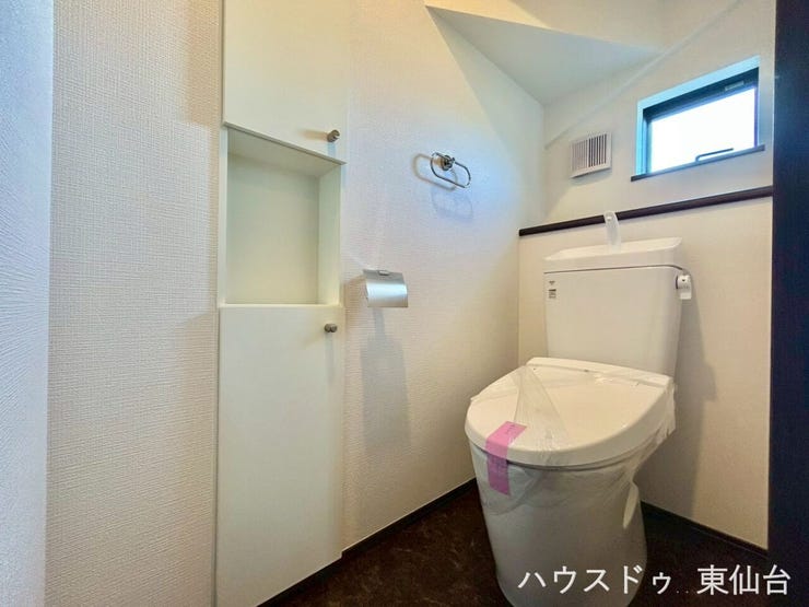 小窓のある明るく爽やかなお手洗いはもちろん温水洗浄便座付きです♪