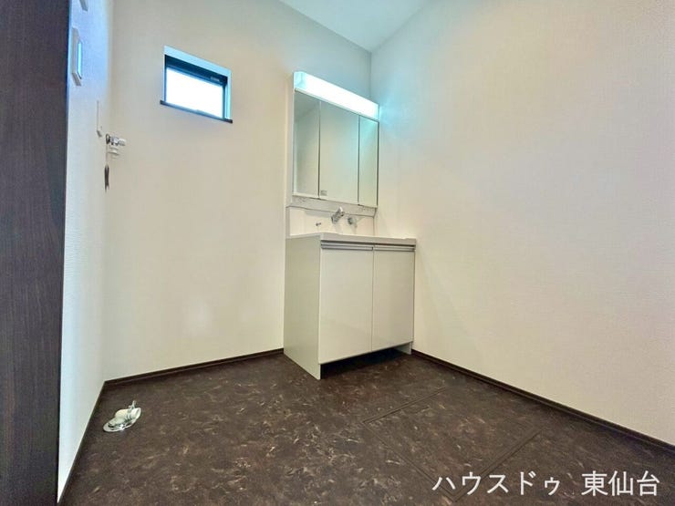 うれしい三面鏡にゆとりのある洗面所が、素敵です♪