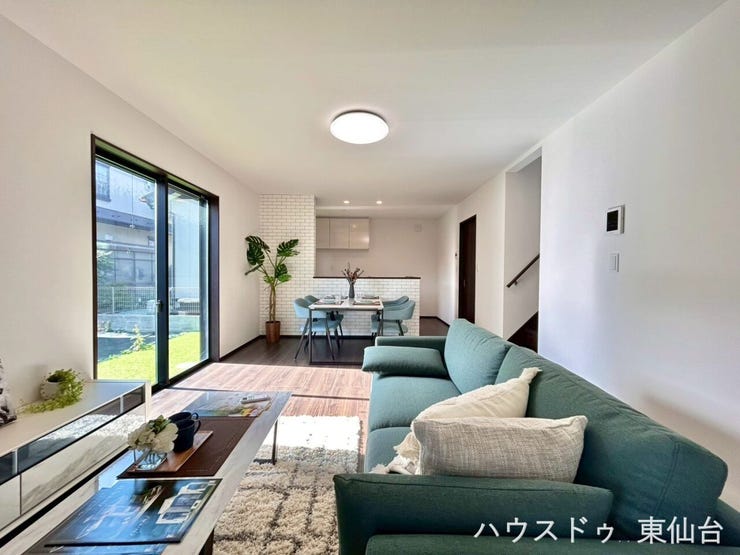 緑が見える憩いのリビング♪サッシがまるで大きな一枚の絵画を飾っているかのように見える素敵な庭を造りたいですね♪