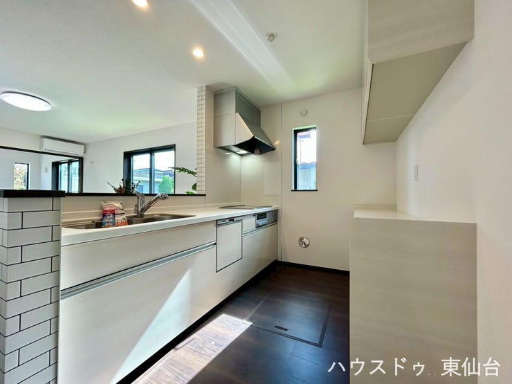 レンガ調のアクセントがなんだか非日常な気持ちになれるおしゃれなキッチンです♪