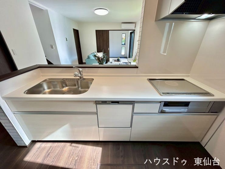 キッチンは食洗器付き♪プラスIHのコンロで肝心のお片付けもラクラクです♪