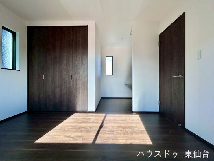 8帖の洋室です♪まっしろな床と落ち着いた色味の床はどんなインテリアも映えそうです♪