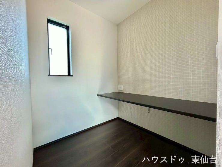 カウンターがついています♪コワーキングスペースにも使用できそうな落ち着いた雰囲気です♪床と同じ色味でおしゃれです♪