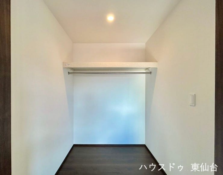 2帖の広さがある一目で見やすいウォークインクロゼットです♪