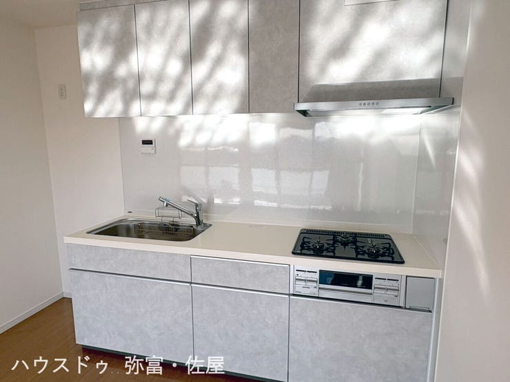 収納付のシステムキッチン!!小物から背の高いものまで、すっきり、たっぷり収納できます♪