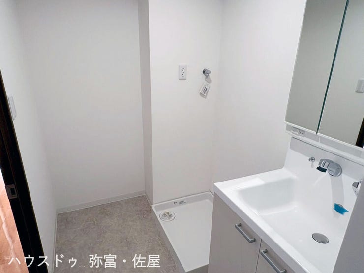 シャワー付洗面化粧台◇収納付なので、細々した物の多い洗面まわりもすっきり♪