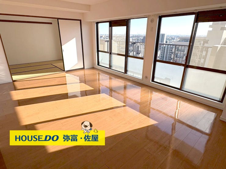 【リビング】
大きな窓のあるリビングは、陽光あふれる明るい空間です(^^)居心地良く、ご家族みんながゆったり寛げる憩いの空間となりそうです♪