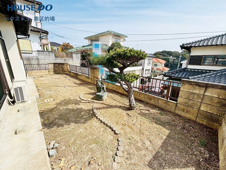 お庭では家庭菜園やガーデニングはもちろんお子様の遊び場としても楽しめます。