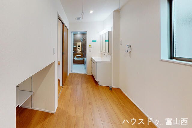 広々洗面脱衣室 オープン棚に備蓄品収納可能