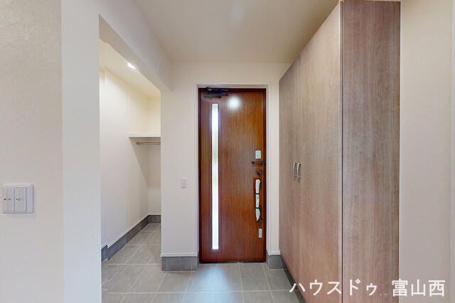 大型シューズボックス コートをそのままかけられるエントランスあり