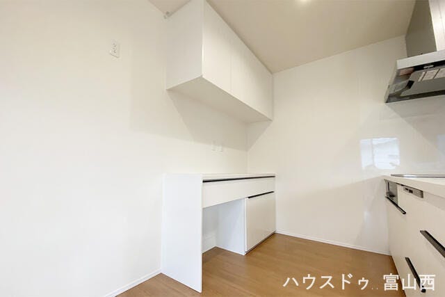 最小限の機能に特化したカップボード ダストボックス収納場所も確保