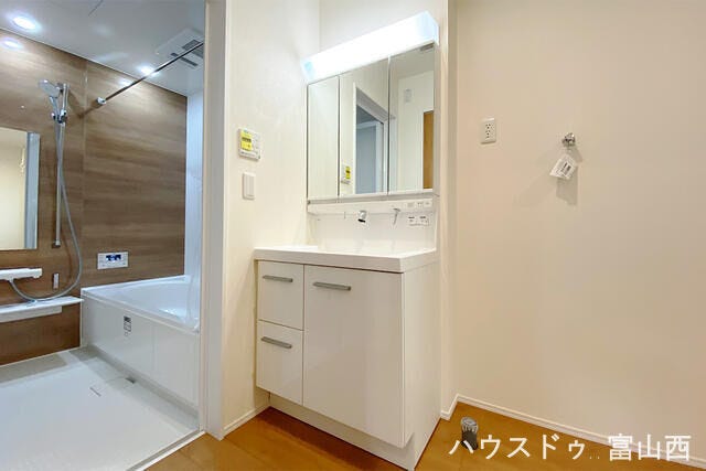 LIXILシャワー洗面化粧台 三面鏡裏にも収納