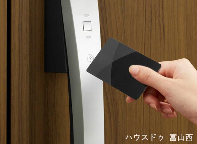 玄関ドアはカードキー採用