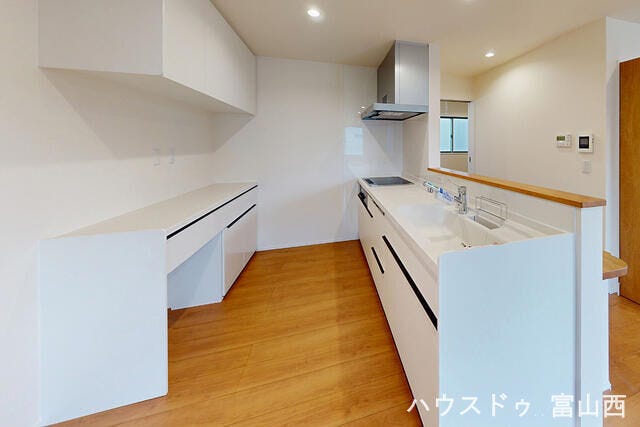 LIXILシステムキッチン 薄型レンジフードと人口大理石シンク、食洗器付き