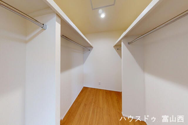 寝室にある大容量ウォークインクローゼット