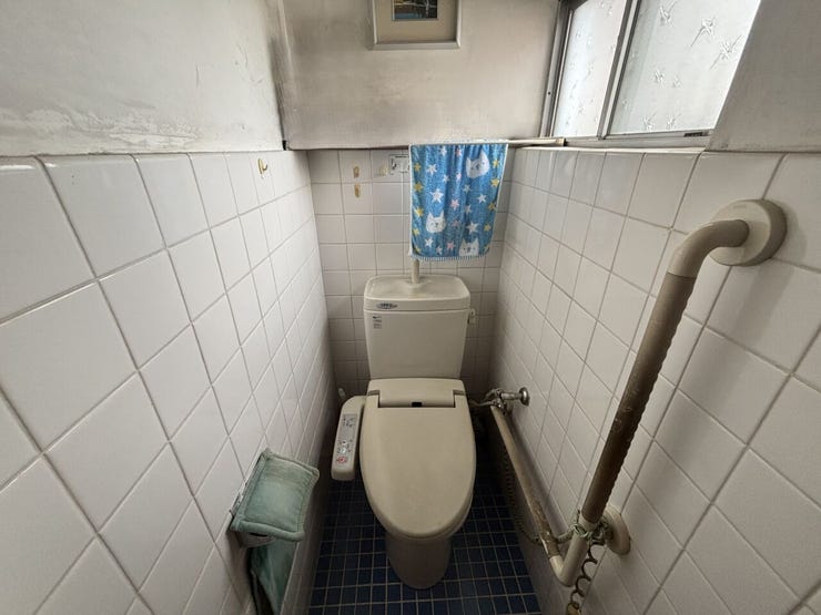 手すりがあるので、転倒防止や歩行時の便座からの立ち座り時に、体を支えて転倒や転落を防ぎます。
車いすからの移動等の補助になります。