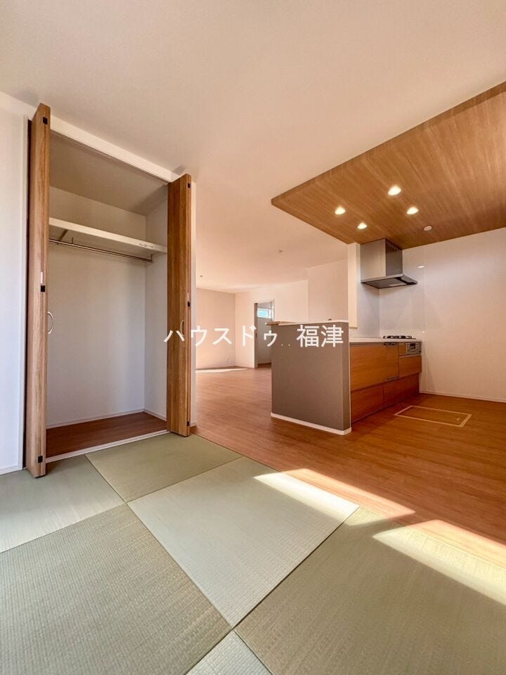 キッチン横には畳コーナーが♪
家事の合間にゴロっと出来ますね^^
《福津市宮司4丁目 新築戸建て》