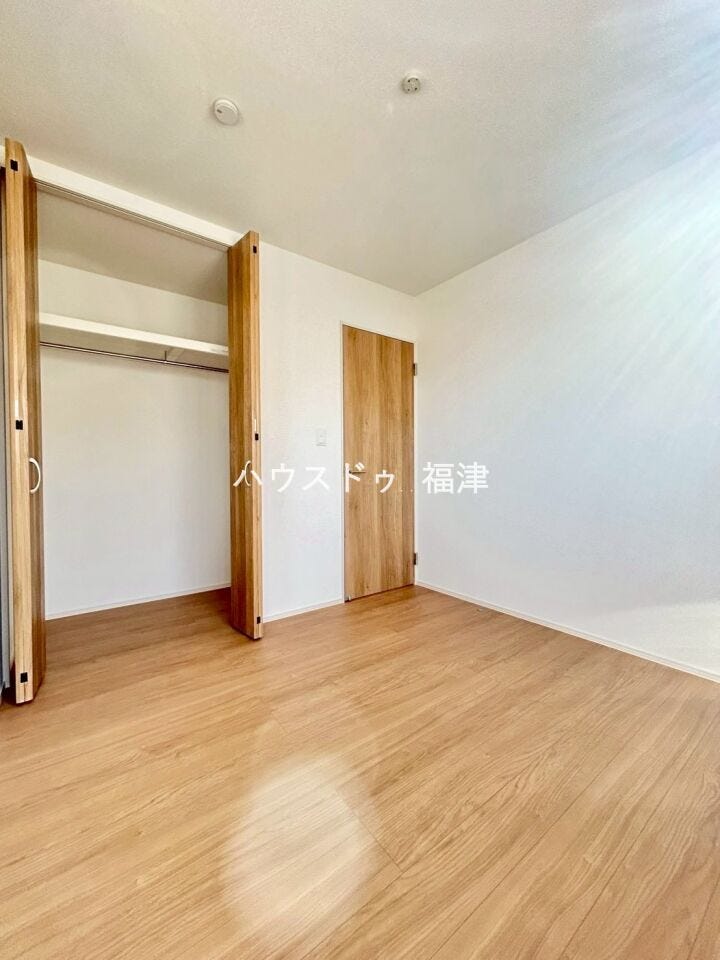 約4.5帖の洋室です♪
全居室収納付き!お部屋がきれいに保てます。
《福津市宮司4丁目 新築戸建て》