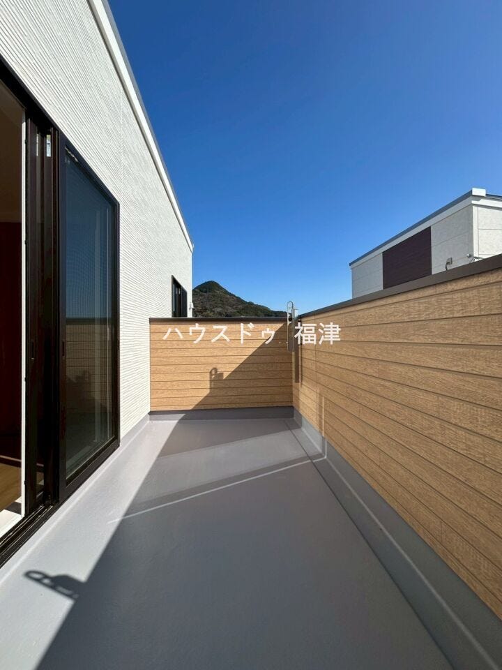 洗濯物を干す以外にも、テーブルとチェアを置いてお酒を楽しんだり、読書を楽しんだりするスペースとして使うのもオススメです。
《福津市宮司4丁目 新築戸建て》