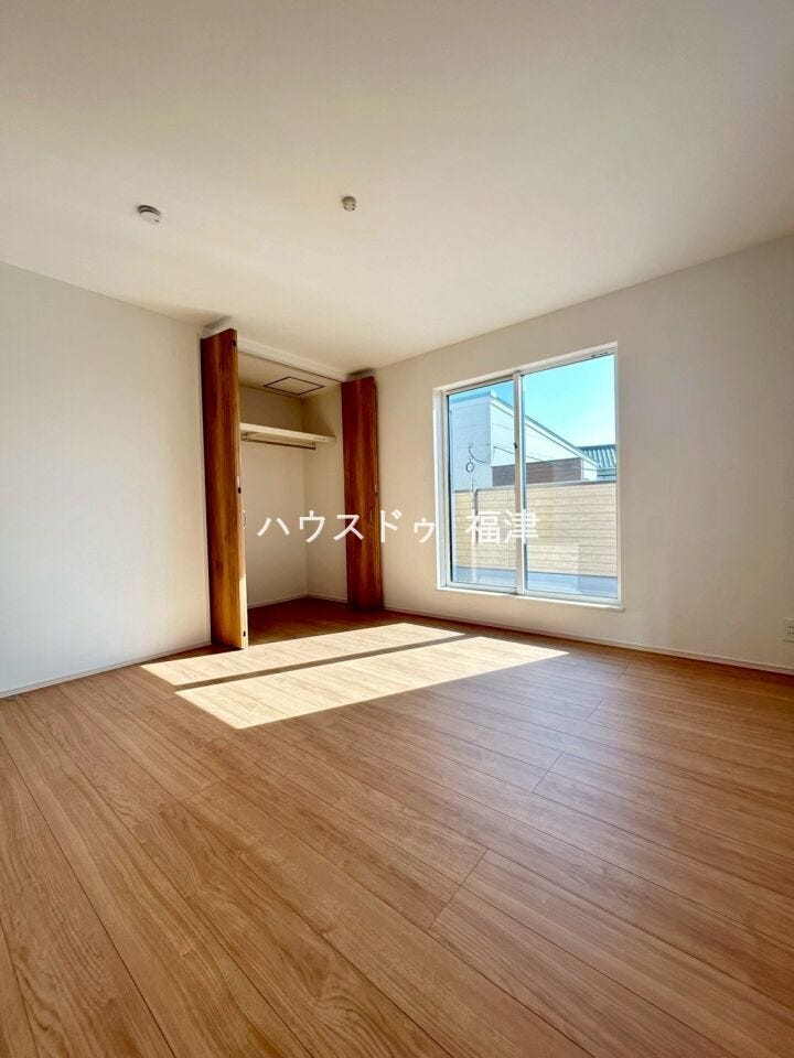 約8.0帖の洋室です♪
バルコニーに面しており、明るい室内です♪
《福津市宮司4丁目 新築戸建て》