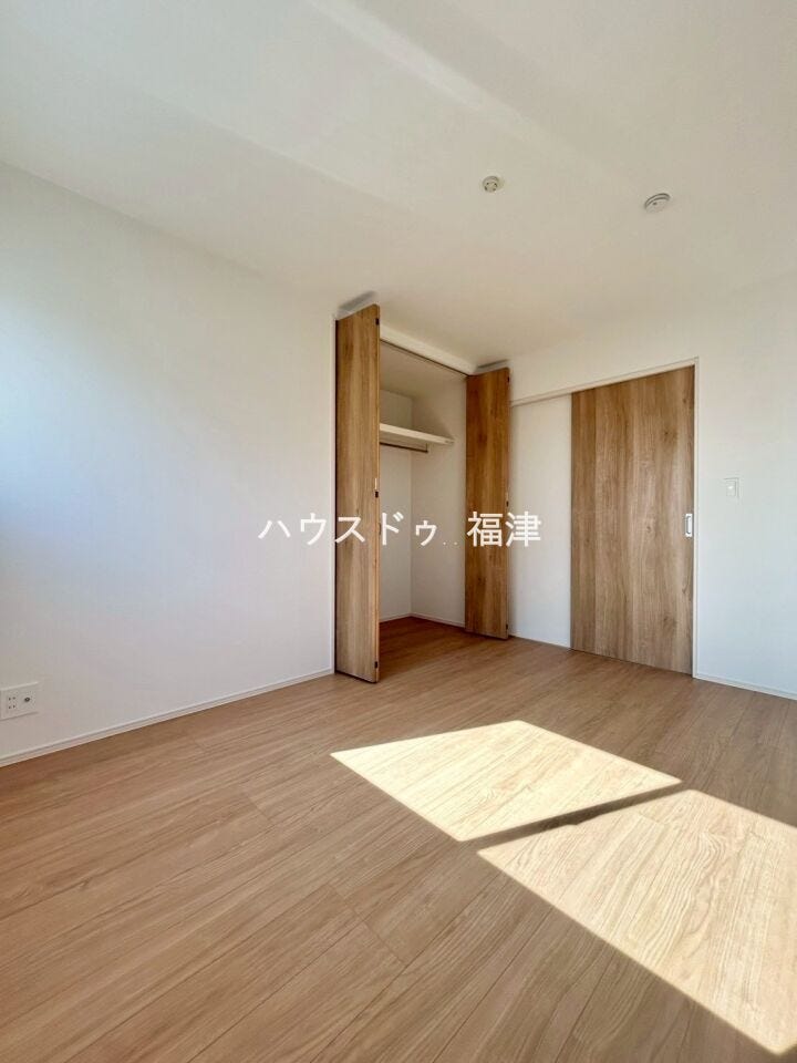 約6.0帖の洋室です♪
2面採光で日当たり良好です♪
《福津市宮司4丁目 新築戸建て》