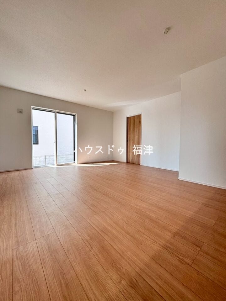 大きな窓からは気持ちのよい光が差し込みます。
明るいリビングだとご家族との会話も弾みますね!
《福津市宮司4丁目 新築戸建て》