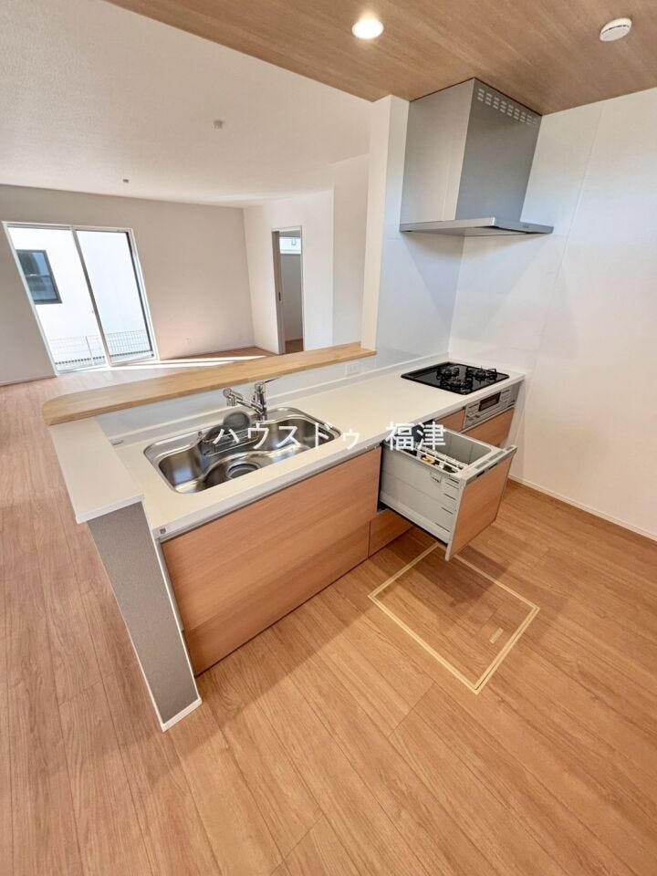 誰もが使いやすいデザインのキッチン♪
お料理をしている最中でも
リビングにいるご家族との会話を楽しめます。
《福津市宮司4丁目 新築戸建て》