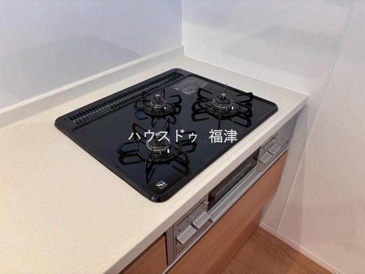 三口コンロでお料理の幅が広がります♪
焼く・蒸す・煮るを同時に出来るため、家事の時短にも繋がります^^
《福津市宮司4丁目 新築戸建て》