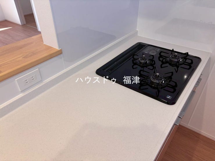 キッチン側にコンセントがあるので、
食材を切ってそのまま調理家電を使えるため便利です♪
《福津市宮司4丁目 新築戸建て》