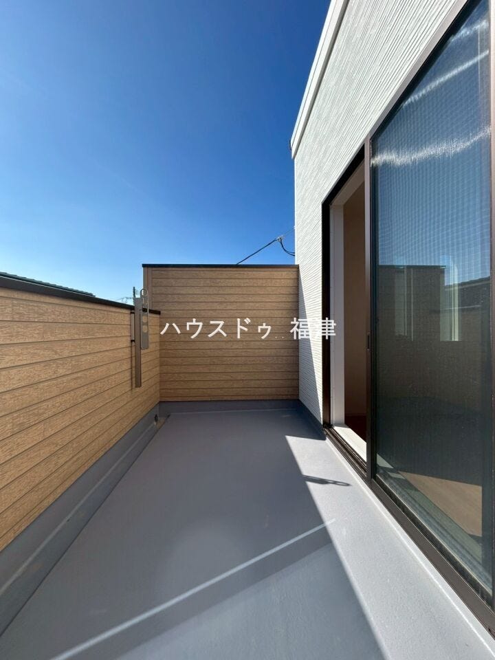 日当たり良好♪洗濯物を干すのはもちろん
セカンドリビングとしてもご利用頂けます♪
天気のいい日には、ここで食事を取るのも素敵です♪
《福津市宮司4丁目 新築戸建て》