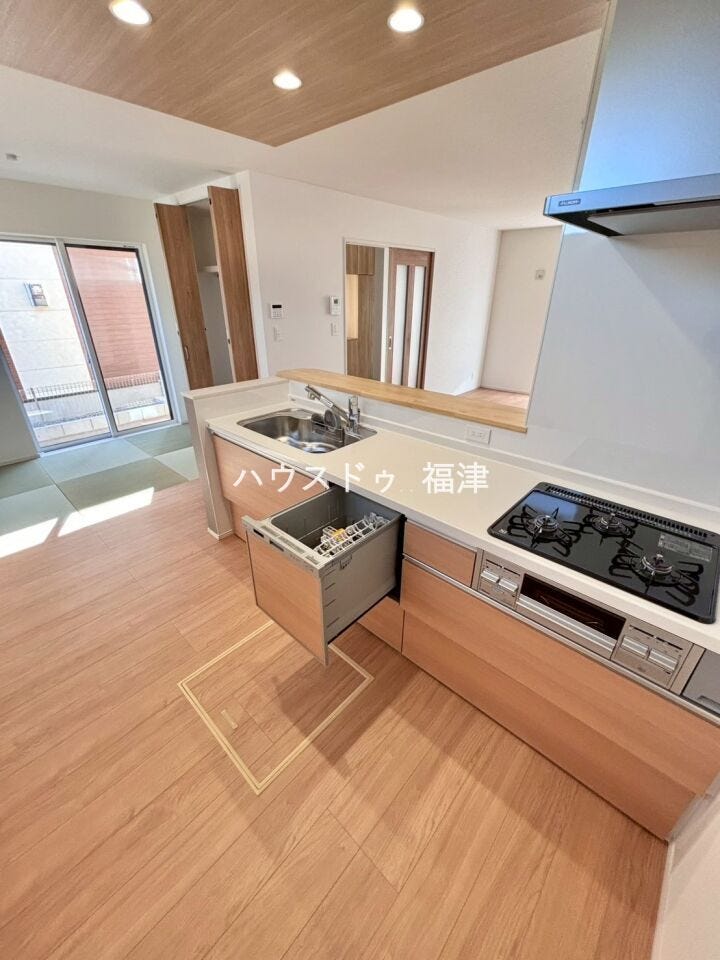 無理のない姿勢でラクラク収納&取り出し。
使いやすさを優先したスライドタイプです♪
静かに閉まるソフトクローズ仕様♪
《福津市宮司4丁目 新築戸建て》