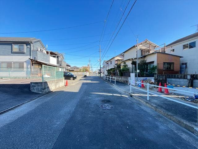 幅員約8mの北側前面道路です。引越し業者のトラックも問題なく停めて置くことが出来る道幅です。
(2025年12月9日撮影)