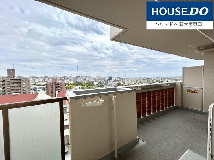 南向きのバルコニー
ガラス製の壁面なので太陽の光がお部屋の奥まで届いています。