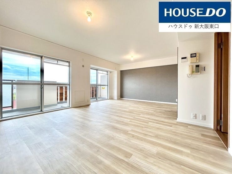 窓が二つ並んでおり、光がたっぷり入ります。
照明をつけなくても本が読めるほどの明るさです。