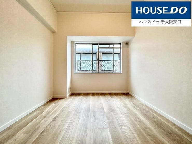 こちらの洋室もクロス、フローリングを張り替えて提供です。