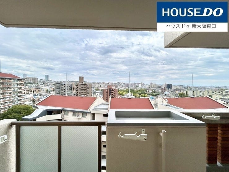 バルコニーからの眺望です。
遮蔽物がなく、はるか彼方まで見渡せます。