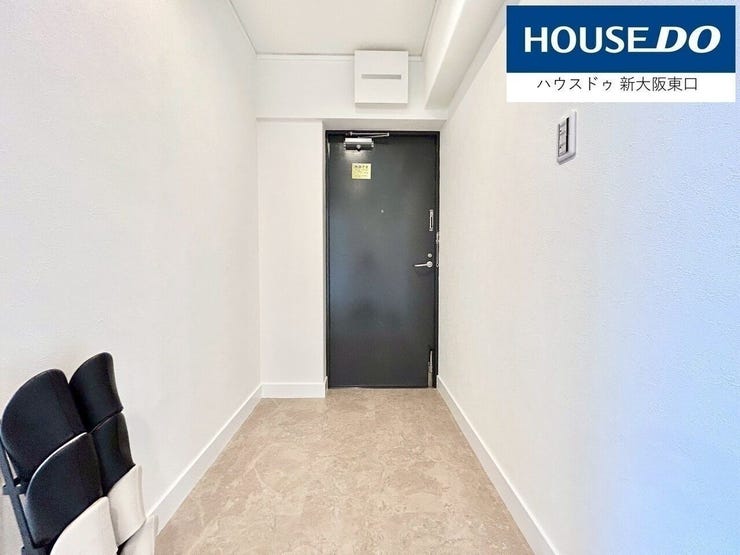 玄関は広々としていますね。
シューズボックスはございません。