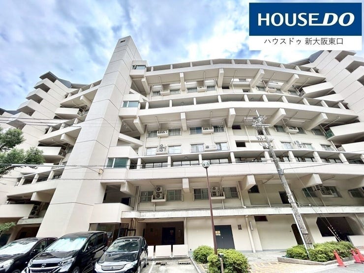 デザイン性の高い建物です。
バブルの香りがしますね!