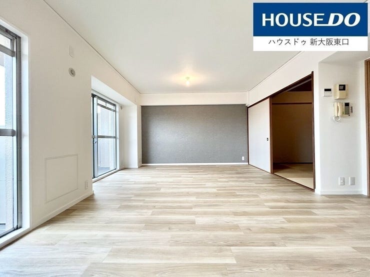 正面はアクセントクロスです。
アースカラーのクロスがとてもおしゃれです。