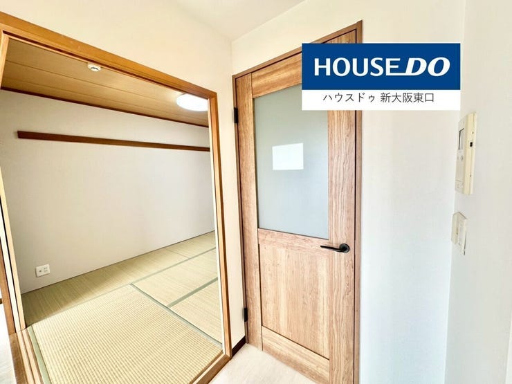 リビングのドアを新品に入れ替えています。
無垢材のかっこいい扉です。