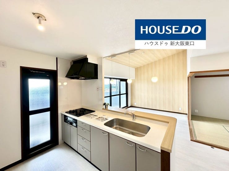 キッチンの隣にはドアがあり、風抜けが大変良いです。