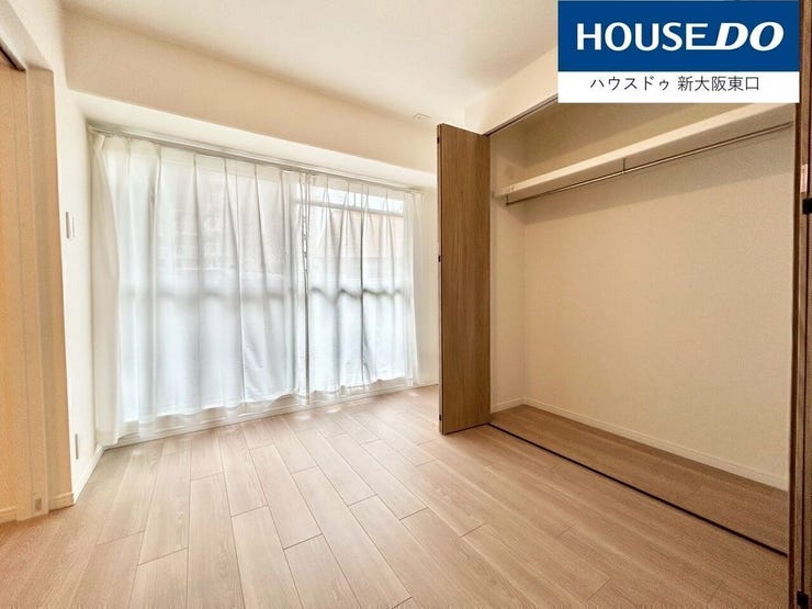 南向きのバルコニーと大きめのクローゼットがある5.2帖の寝室です。