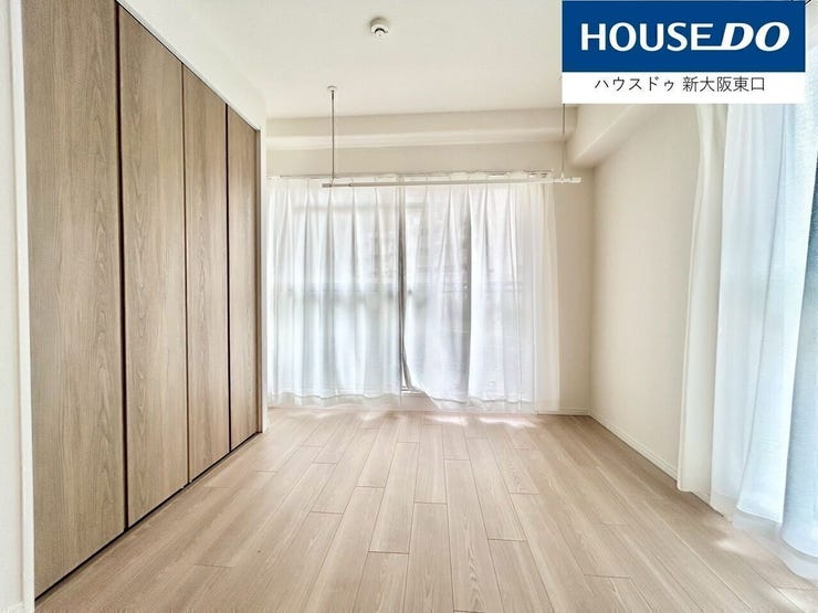 南向きのバルコニーと大きめのクローゼットがある5.2帖の寝室です。