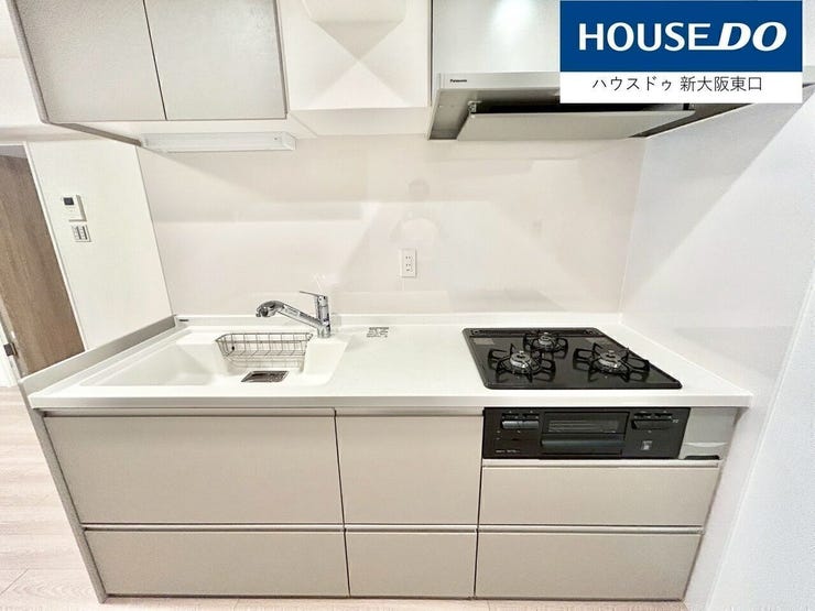 三口コンロ・グリル付きのシステムキッチン