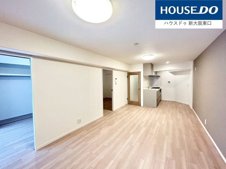 13帖以上のLDKです。
左手前は5帖の洋室です。
左奥は4.7帖の子供部屋です。