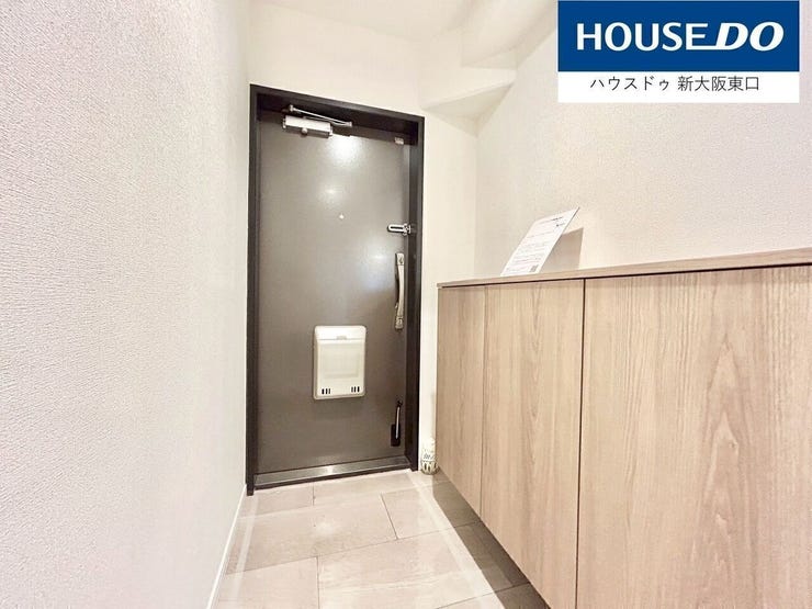 人感センサー付きの玄関です。
シューズボックスもあります。